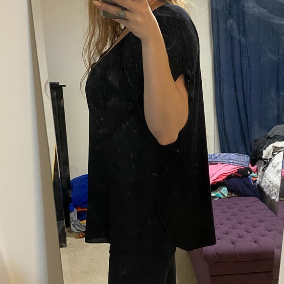 Simple Black Top - Picture 2 of 4